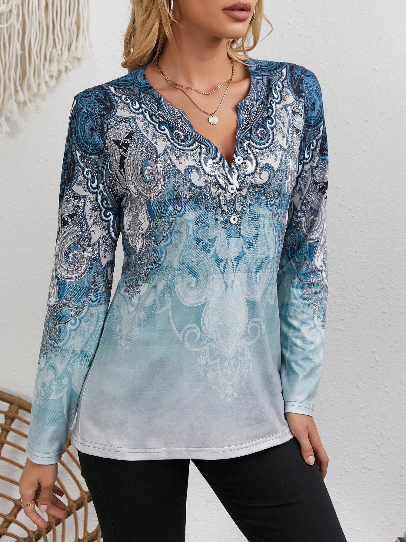 Vintage Fashion Style - เสื้อสไตล์ชาติพันธุ์สำหรับผู้หญิง: ลายพิมพ์วินเทจ แขนยาว คอวี เสื้อติดกระดุมด้านหน้า
