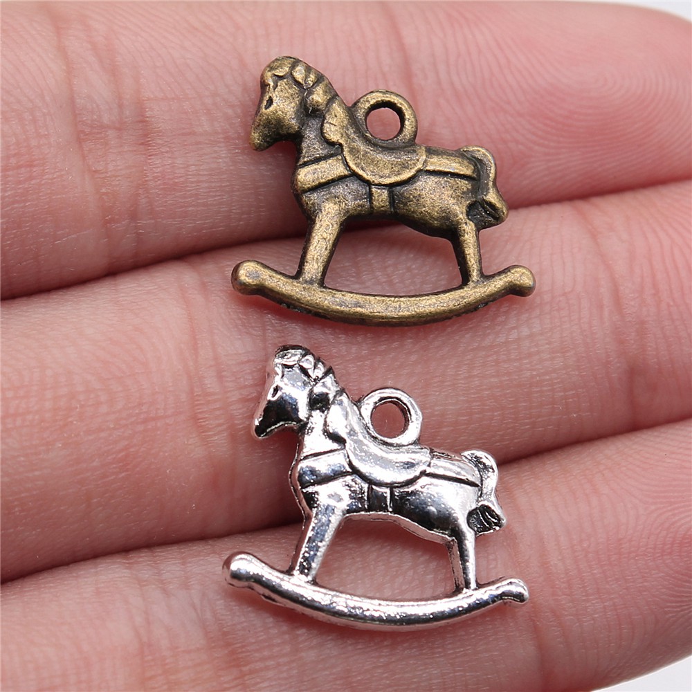 Vintage Fashion Toys - WYSIWYG 4ชิ้นอุปกรณ์เสริมเสน่ห์ม้าโยกม้าของเล่นม้าจี้โบราณสีเงินโบราณบรอนซ์ชุบ19x18mm