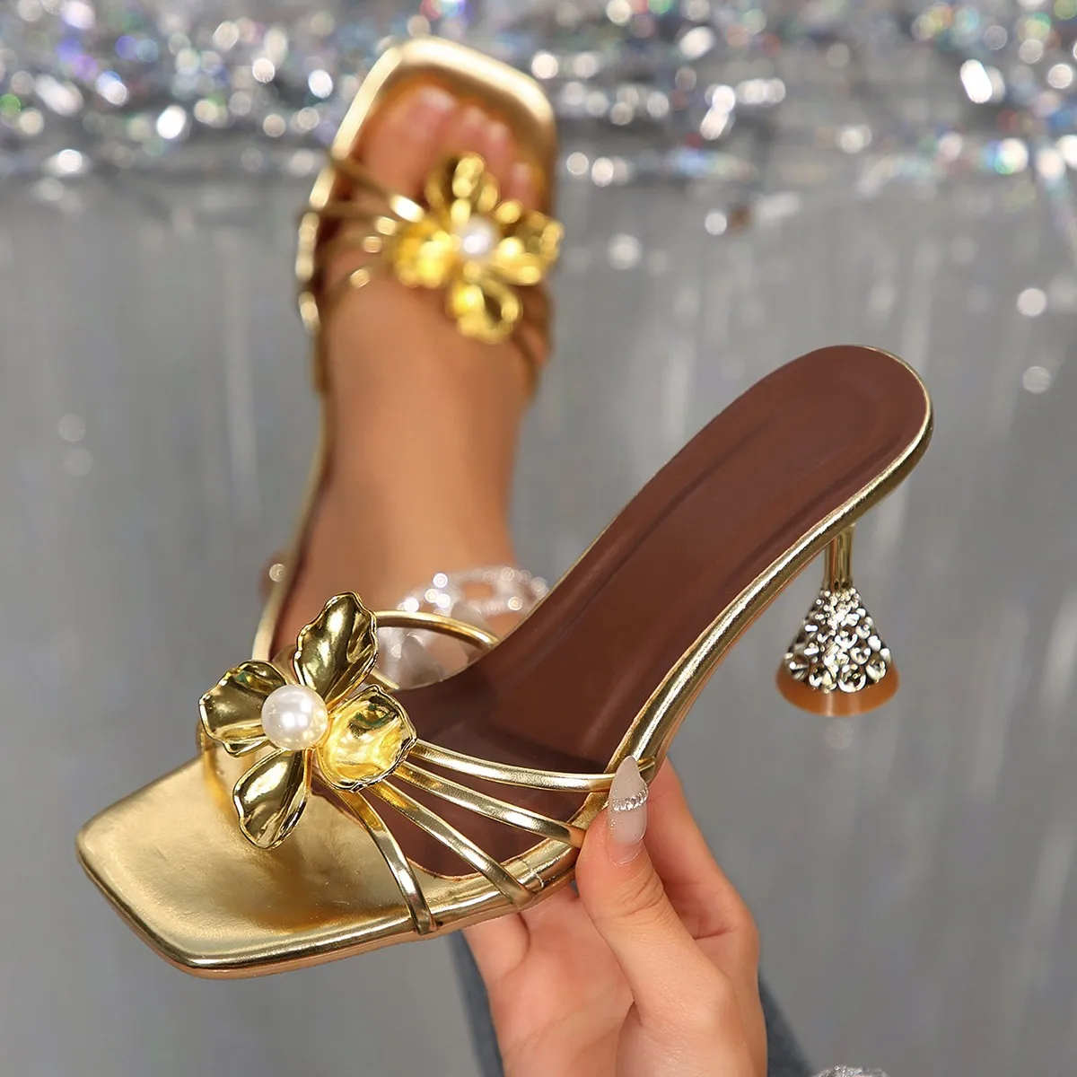 Vintage Fashion Ladies - รองเท้าส้นกรวยคริสตัลประดับดอกไม้โลหะสไตล์วินเทจ รองเท้าแตะรัดส้นประดับมุกหัวเหลี่ยมสำหรับฤดูร้อน สีทอง ไซส์ใหญ่พิเศษสำหรับผู้หญิง 35-43 แบบสวม
