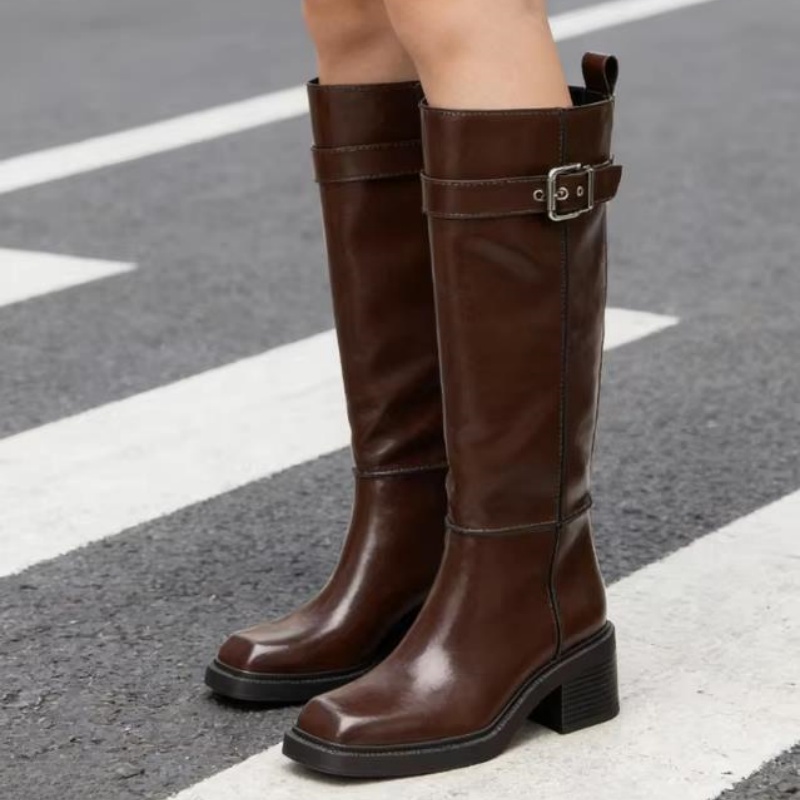 Vintage Style Women Fashion - รองเท้าบูทสีน้ำตาลสไตล์อังกฤษสำหรับผู้หญิง ตกแต่งด้วยหัวเข็มขัด แฟชั่นส้นหนา รองเท้าบูทพื้นหนา หัวเหลี่ยมสไตล์วินเทจ รองเท้าบูทดีไซเนอร์