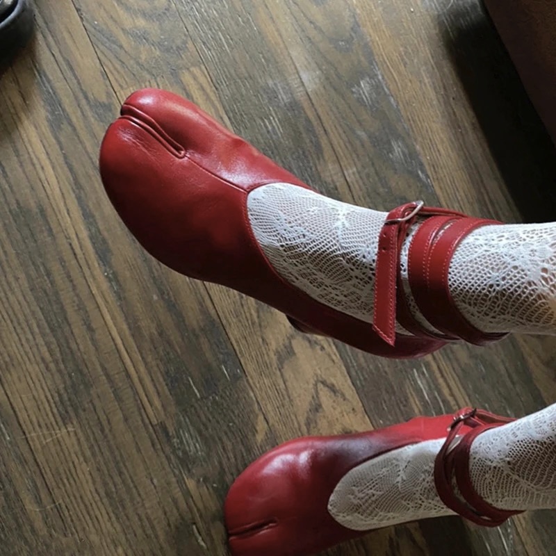 Vintage Fashion Ladies - รองเท้าส้นสูงแบบสวมเปิดนิ้วเท้า ดีไซน์แบรนด์เนม หนังสีแดง สายรัดแบบหัวเข็มขัด ทรงกลม ส้นหนา