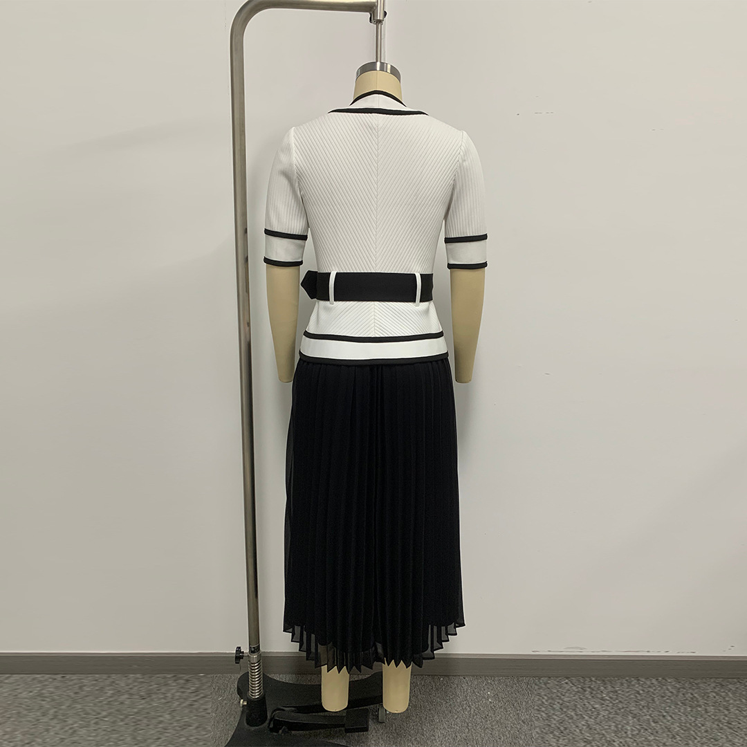 เดรสทรงวีคอเซ็กซี่ แต่งกระดุม  - Vintage Fashion Exhibition บทวิจารณ์และราคา