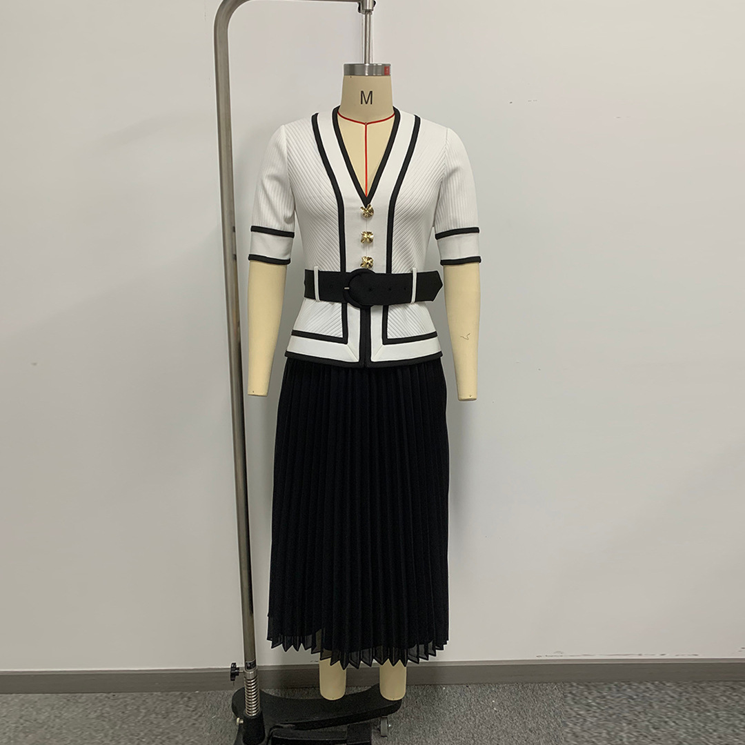 เดรสทรงวีคอเซ็กซี่ แต่งกระดุม  - Vintage Fashion Exhibition บทวิจารณ์และราคา